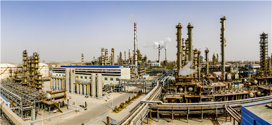 达标排放的青海油田格尔木炼油厂生产装置。